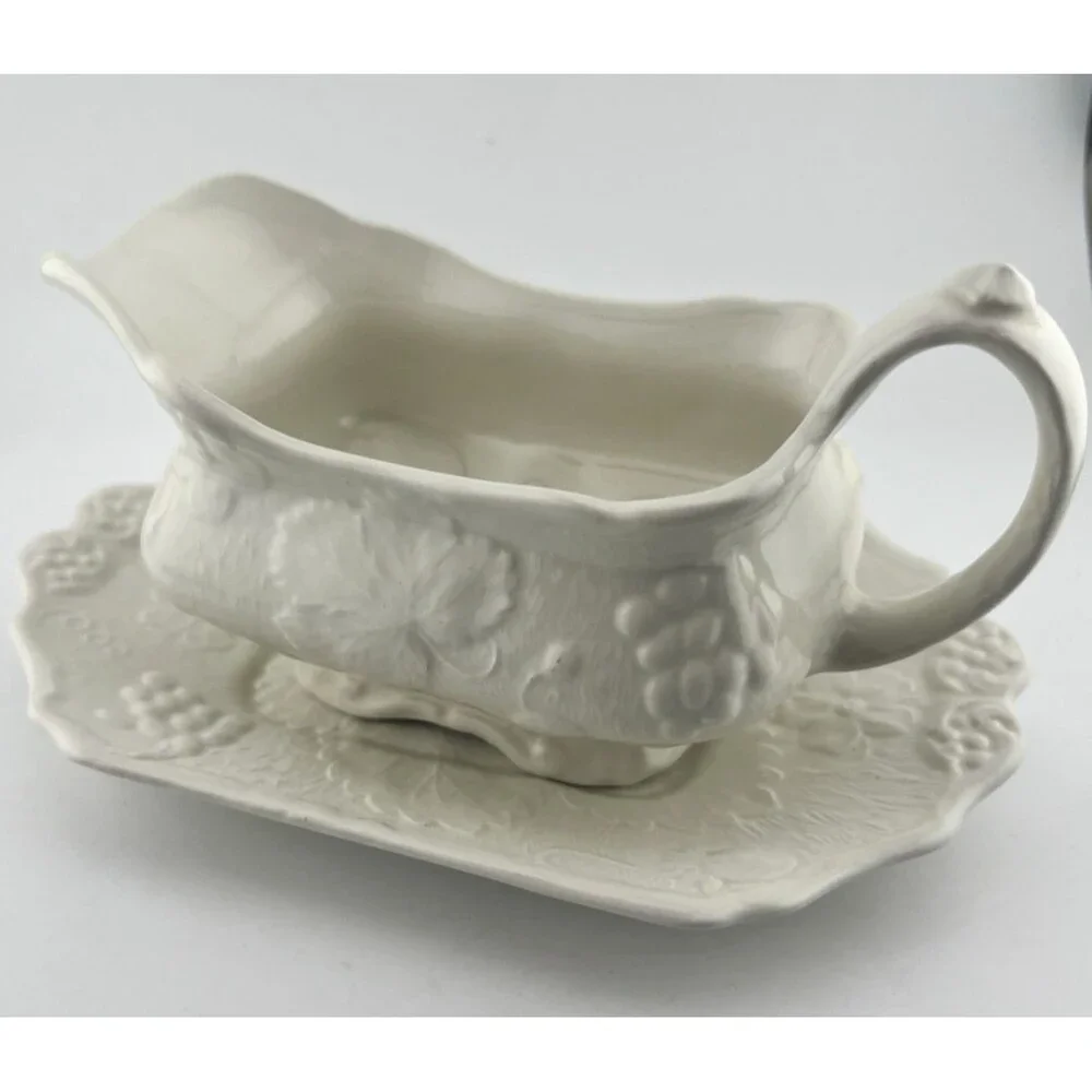 Vtg Burleigh Davenport White Strawberry Leaf Gravy Sauce Boat W/Underplate Dish